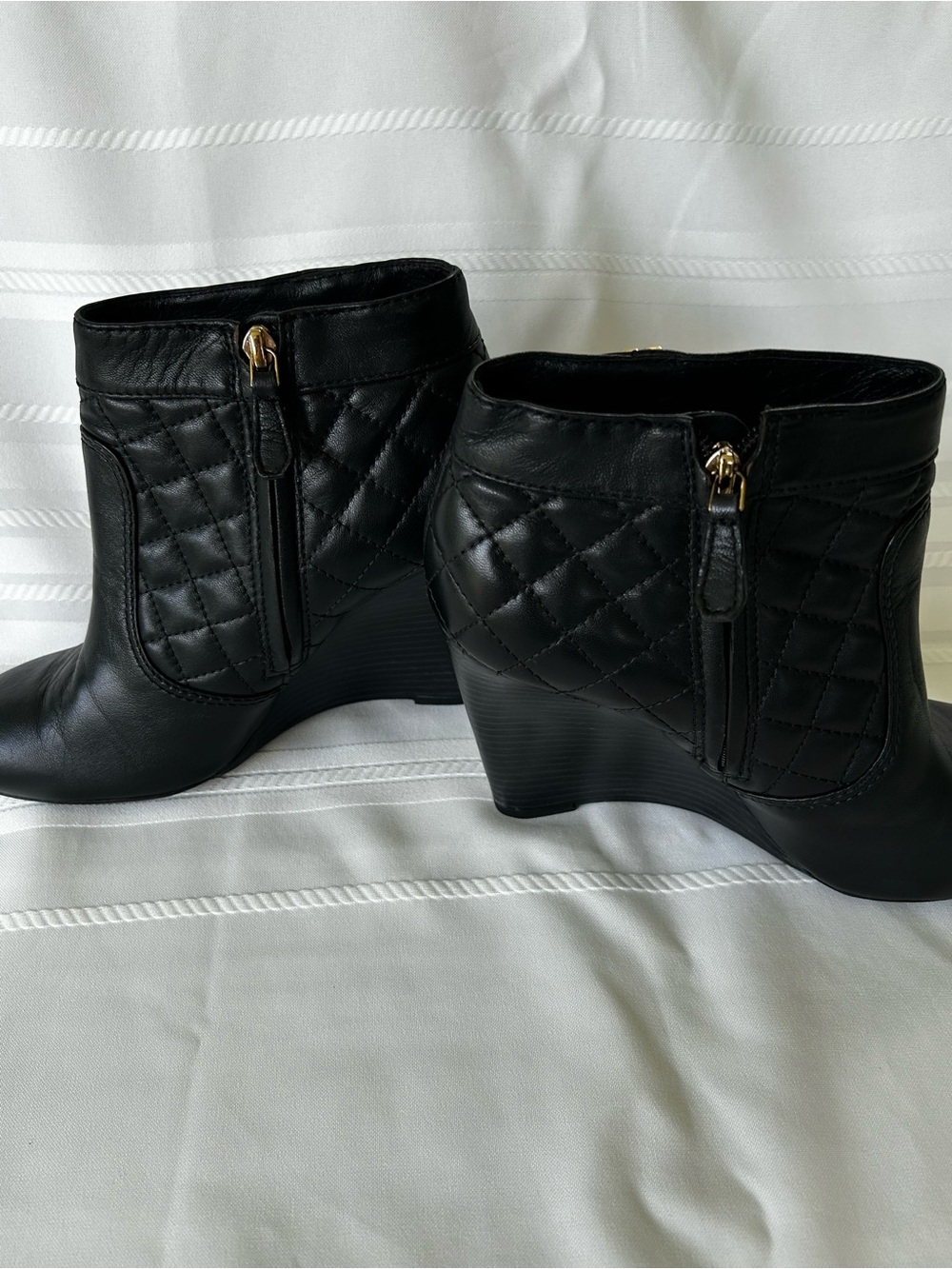 Tory Burch Leila Womens 10 Black Quilted Leather Wedge Ankle Booties Gold Logo - Picture 16 of 16